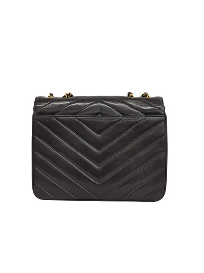 CHANEL Vステッチチェーンショルダー
