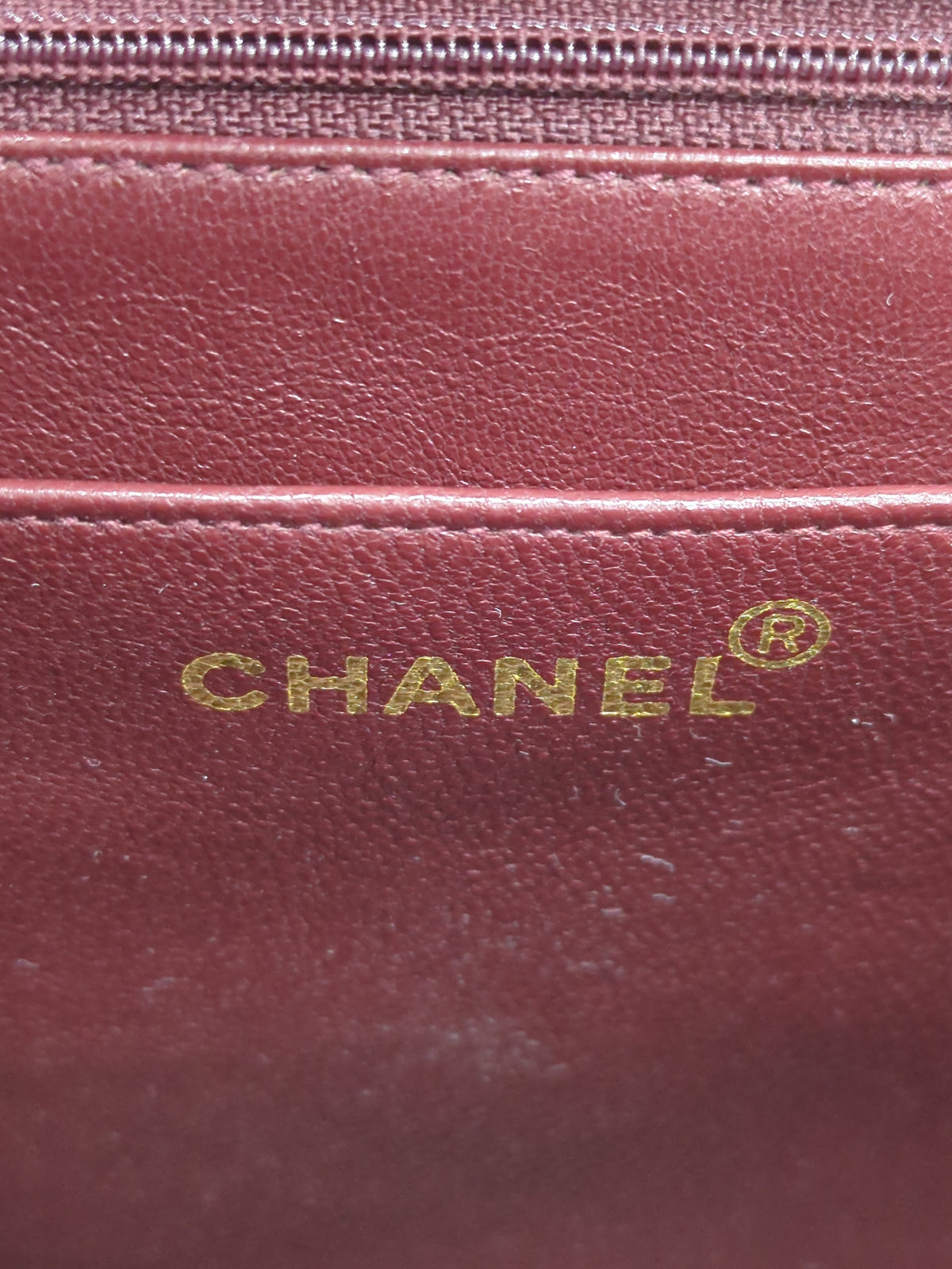 CHANEL Vステッチチェーンショルダー